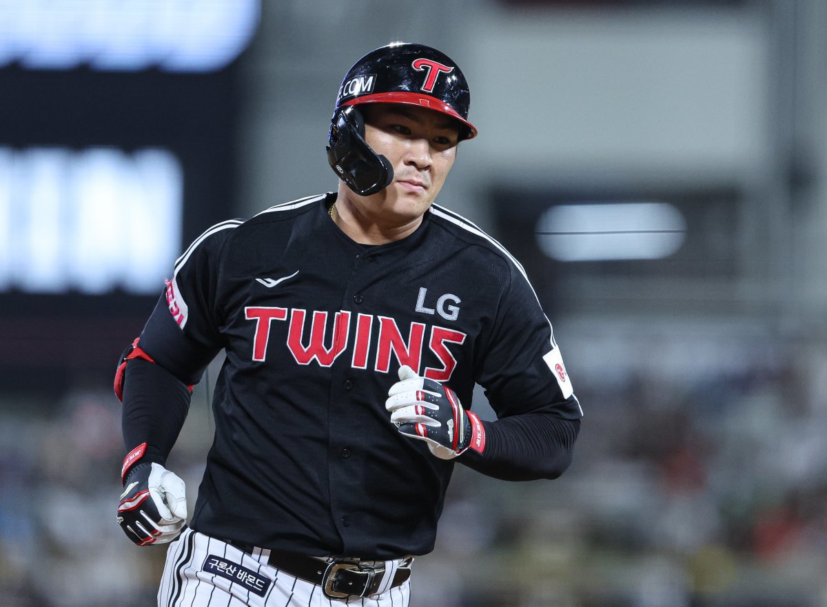 In the top of the 4th inning of the professional baseball game between KT Wiz and LG Twins held at Suwon KT Wiz Park in Jangan-gu, Suwon-si, Gyeonggi-do on the afternoon of the 30th, with 2 outs and no runners on base, LG's Oh Ji-hwan is circling the field after hitting a solo home run. 2024.8.30 News 1