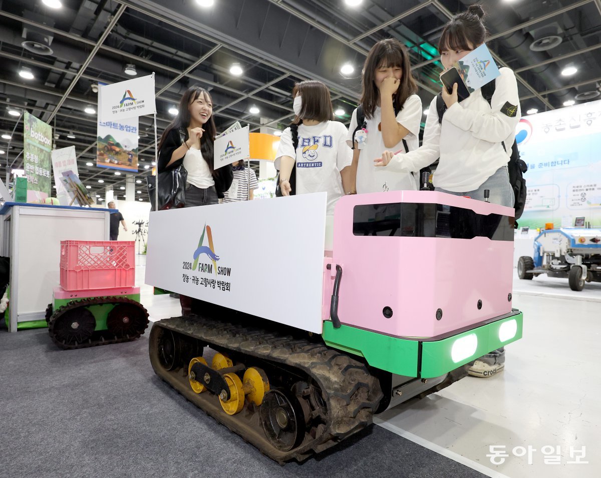 Students attending the '2024 A-Farm Show' held at the aT Center in Seocho-gu, Seoul on the 30th are looking at the 'Botbox', an intelligent transport robot made by robot platform company Artwa to follow workers. Reporter Song Eun-seok silverstone@donga.com