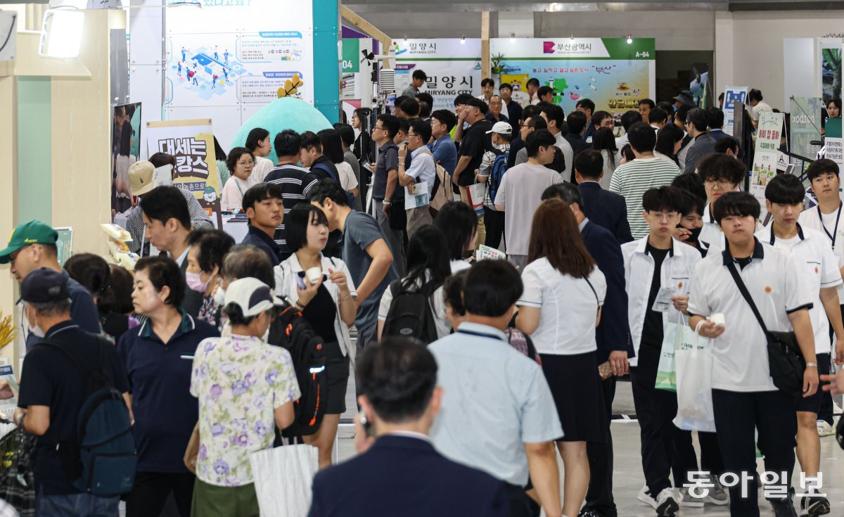 The rural village and farming center set up by 66 local governments across the country was crowded all day long with people coming to get related information. Reporter Song Eun-seok silverstone@donga.com