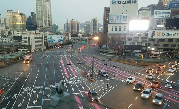 서울 서울역 앞 로터리에 그려진 분홍색 노면 색깔 유도선. 전국 도시 약 1000개 도로에 그려져 있다. 서울시 제공