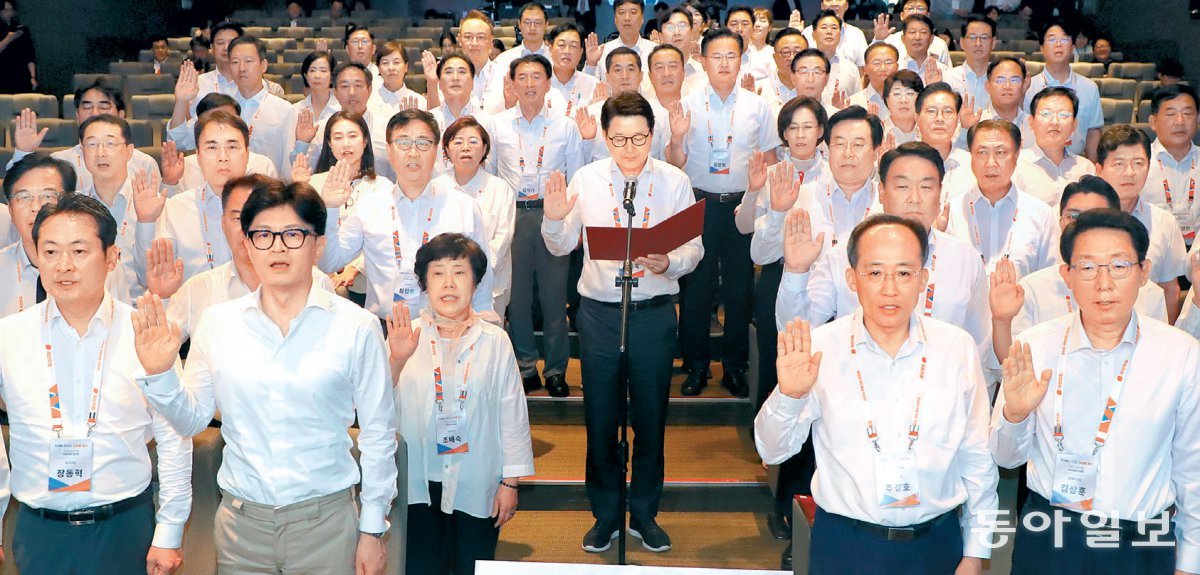 결의문 낭독하는 與 의원들 국민의힘 한동훈 대표(앞줄 왼쪽에서 두 번째)가 당 의원들과 함께 30일 인천 영종도 인천국제공항공사 인재개발원에서 열린 국회의원 연찬회 둘째 날 행사에 참석해 결의문을 낭독하고 있다. 한 대표는 이날 기자들과 만나 윤석열 대통령이 취임 후 처음으로 당 연찬회에 불참한 것 등과 관련해 ‘당정 간 감정싸움 아니냐’란 지적에 “나는 아무런 감정이 없다”고 말했다. 인천=이훈구 기자 ufo@donga.com