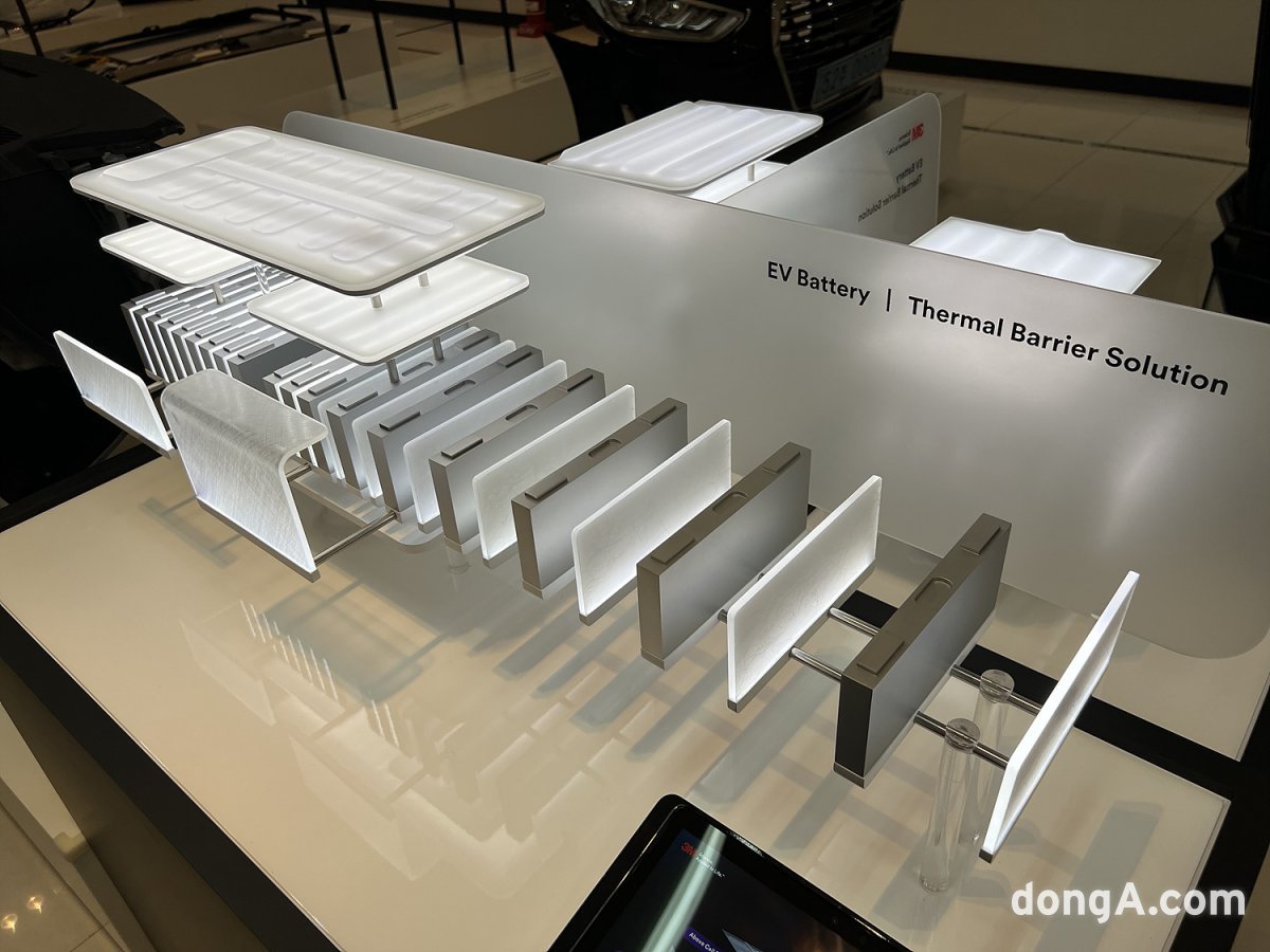 한국3M 자동차 솔루션 전시관에 있는 전기차 배터리 셀 모형