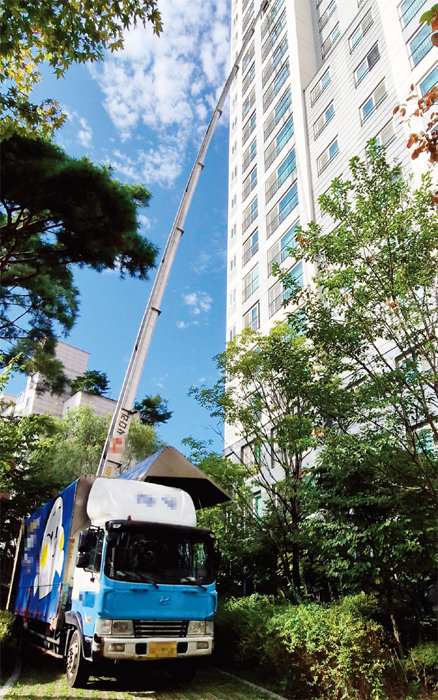 8월 27일 서울 성동구 한 대단지 아파트에서 이사를 가고 있다. [윤채원 기자]