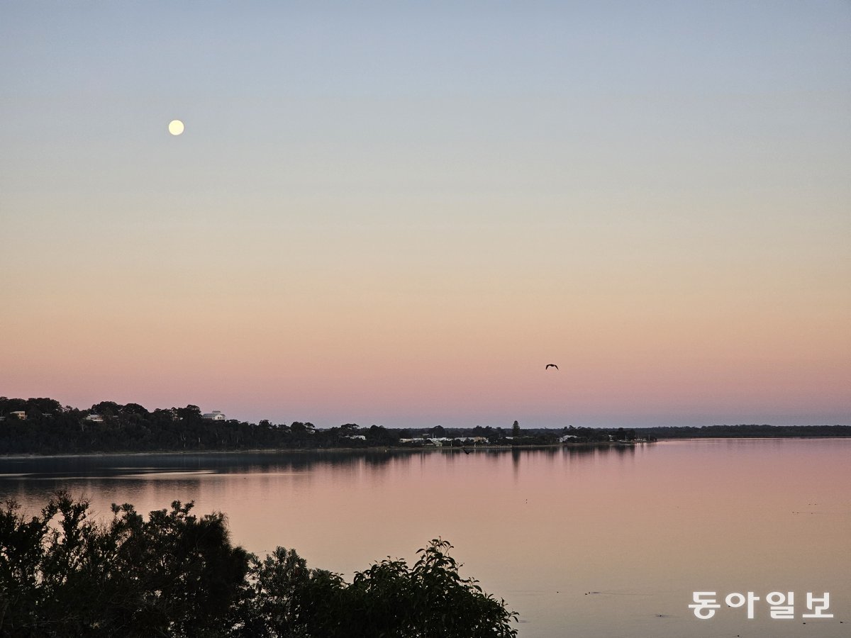 Lake Gippsland seen from the Mitung Hot Springs. Art Road/Gippsland, Australia Reporter Seunghoon Jeon raphy@donga.com