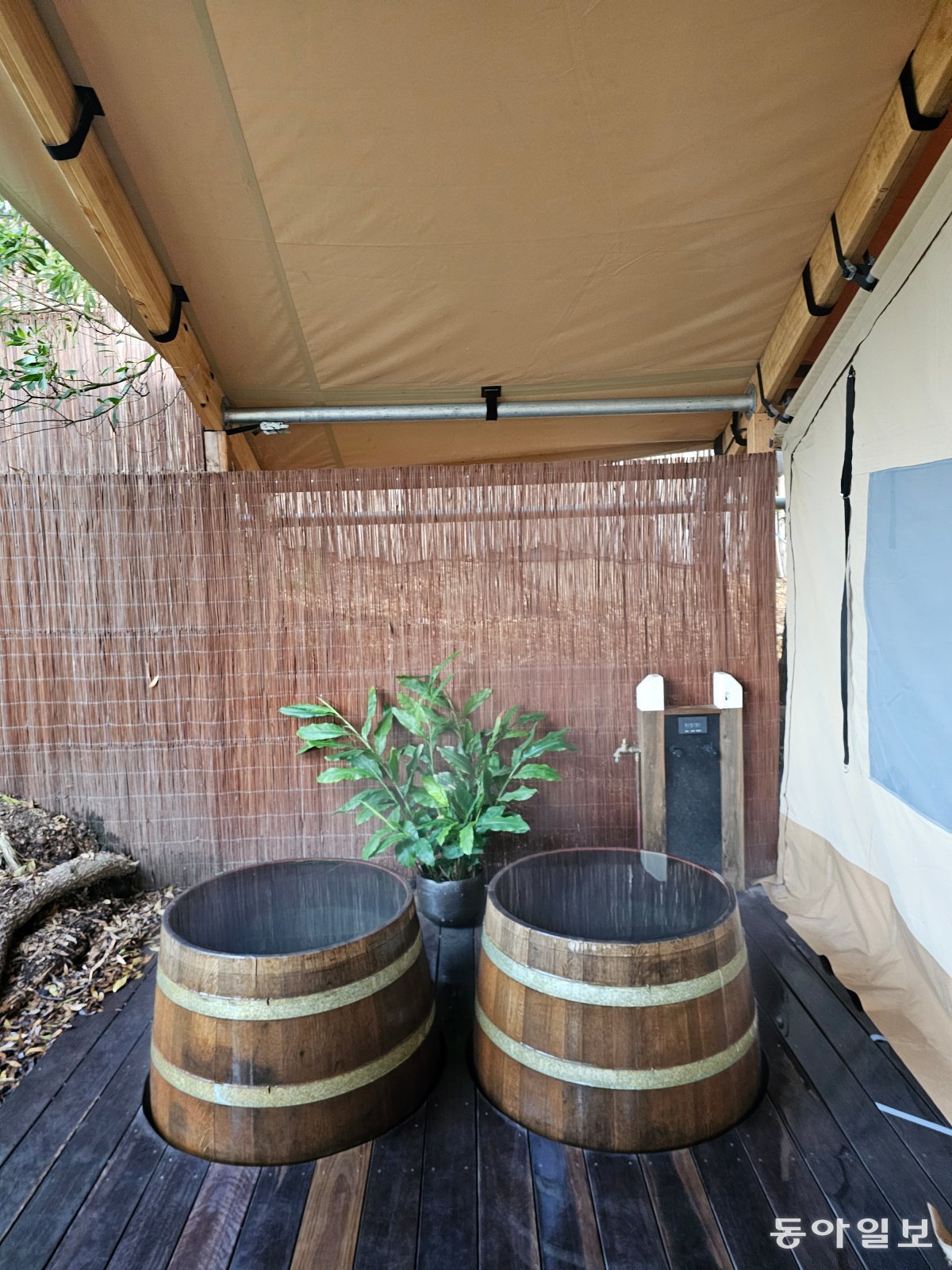 Private oak barrel hot spring on the terrace of the Miteng Hot Springs Glamping accommodation.