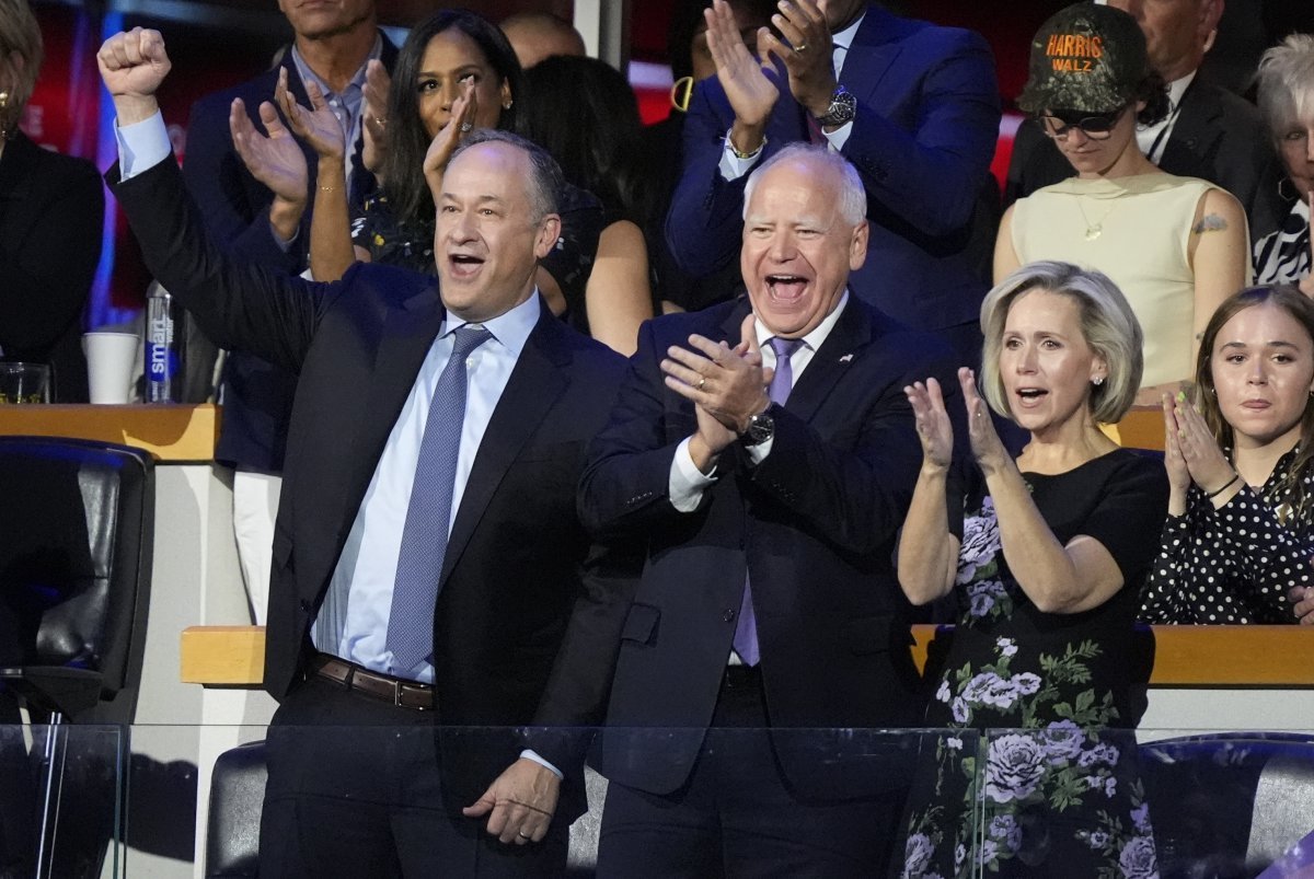 Democratic Vice Presidential candidate Tim Walz (center) and his wife Gwen (right) attend the Democratic National Convention with Vice President Kamala Harris' husband Doug Emhoff, cheering on Vice President Harris on stage. Chicago=AP Newsis