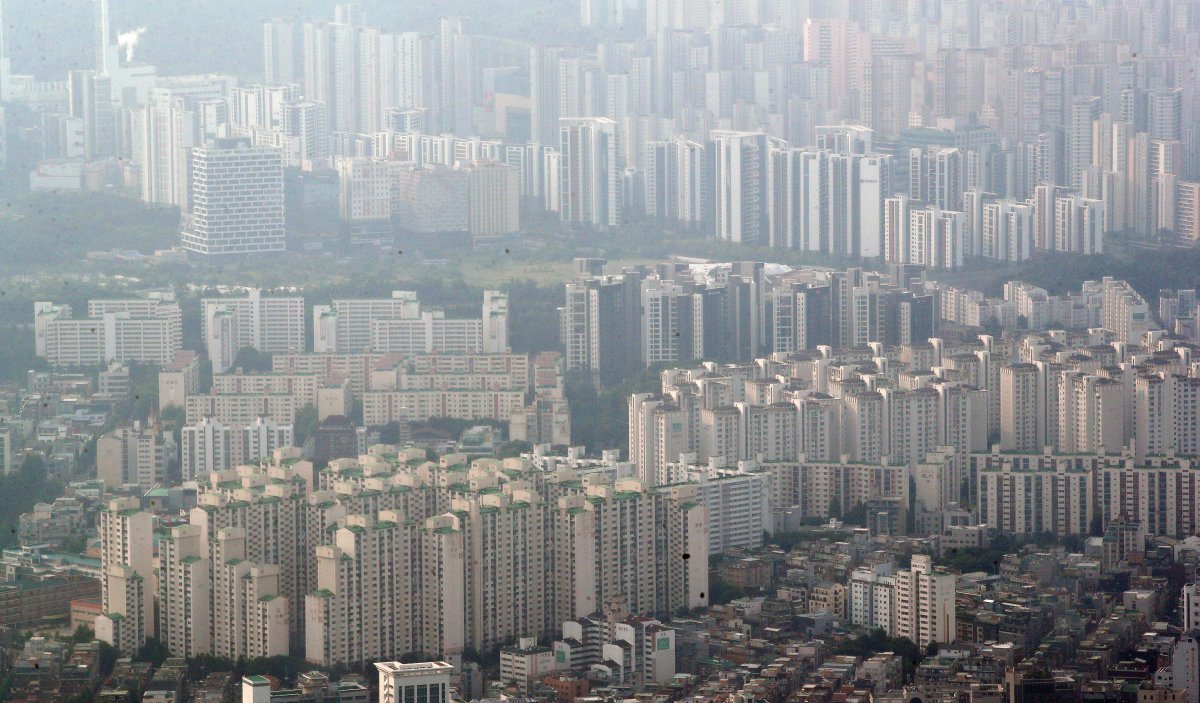 서울 송파구 롯데월드타워 서울스카이에서 바라본 서울시내 아파트 단지 모습. 2024.7.14 뉴스1