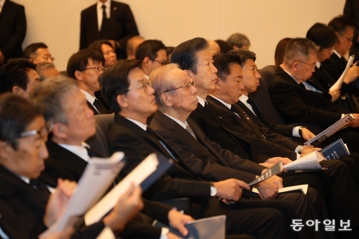 1일 일본 도쿄 한국문화원에서 열린 제101주년 관동대진재 한국인 순난자 추념식에서 후쿠다 야스오 전 일본 총리(가운데) 등 참석자들이 단상을 바라보고 있다.
도쿄=이상훈 특파원 sanghun@donga.com