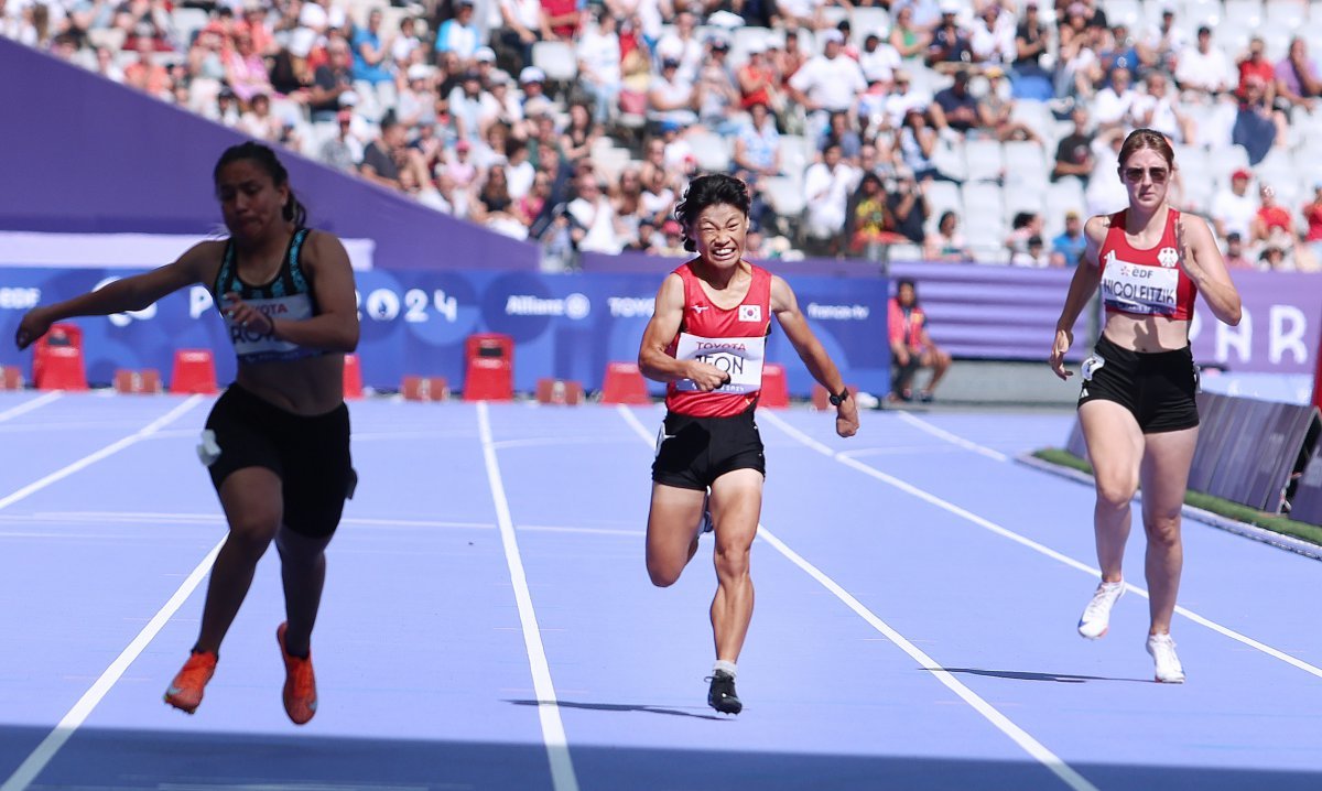 전민재(가운데)가 1일(한국시간) 프랑스 파리 스타드 드 프랑스에서 열린 대회 여자육상 200ｍ(스포츠등급 T36) 결선에서 전력 질주하고 있다. (대한장애인체육회 제공)