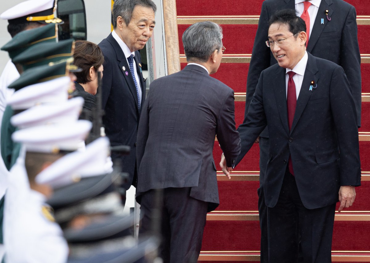 기시다 후미오(岸田文雄) 일본 총리가 26일 경기도 성남시 서울공항에 도착, 김홍균 외교부 제1차관과 인사를 하고 있다. 2024.5.26/뉴스1