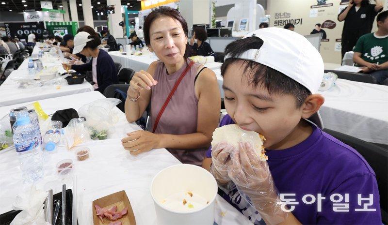 ‘타코’도 만들어 먹고…
지난달 31일 ‘2024 에이팜쇼’에서 열린 A팜 파티(쿠킹 클래스)에서 한 참가자가 신효섭 셰프를 따라 만든 ‘오리 타코’를 먹고 있다. 이한결 기자 always@donga.com