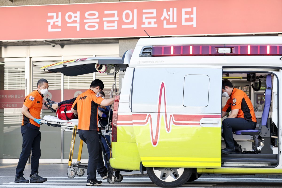 지난달 28일 서울 양천구 이대목동병원 응급의료센터로 환자가 이송되고 있다. 2024.8.28/뉴스1