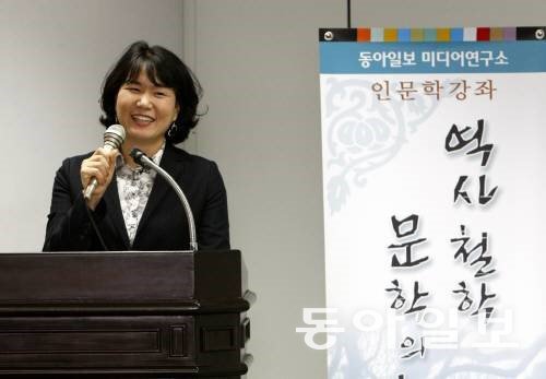 Kim Soo-nyung is giving a lecture on mind control at the Dong-A Ilbo in 2009. Dong-A Ilbo DB