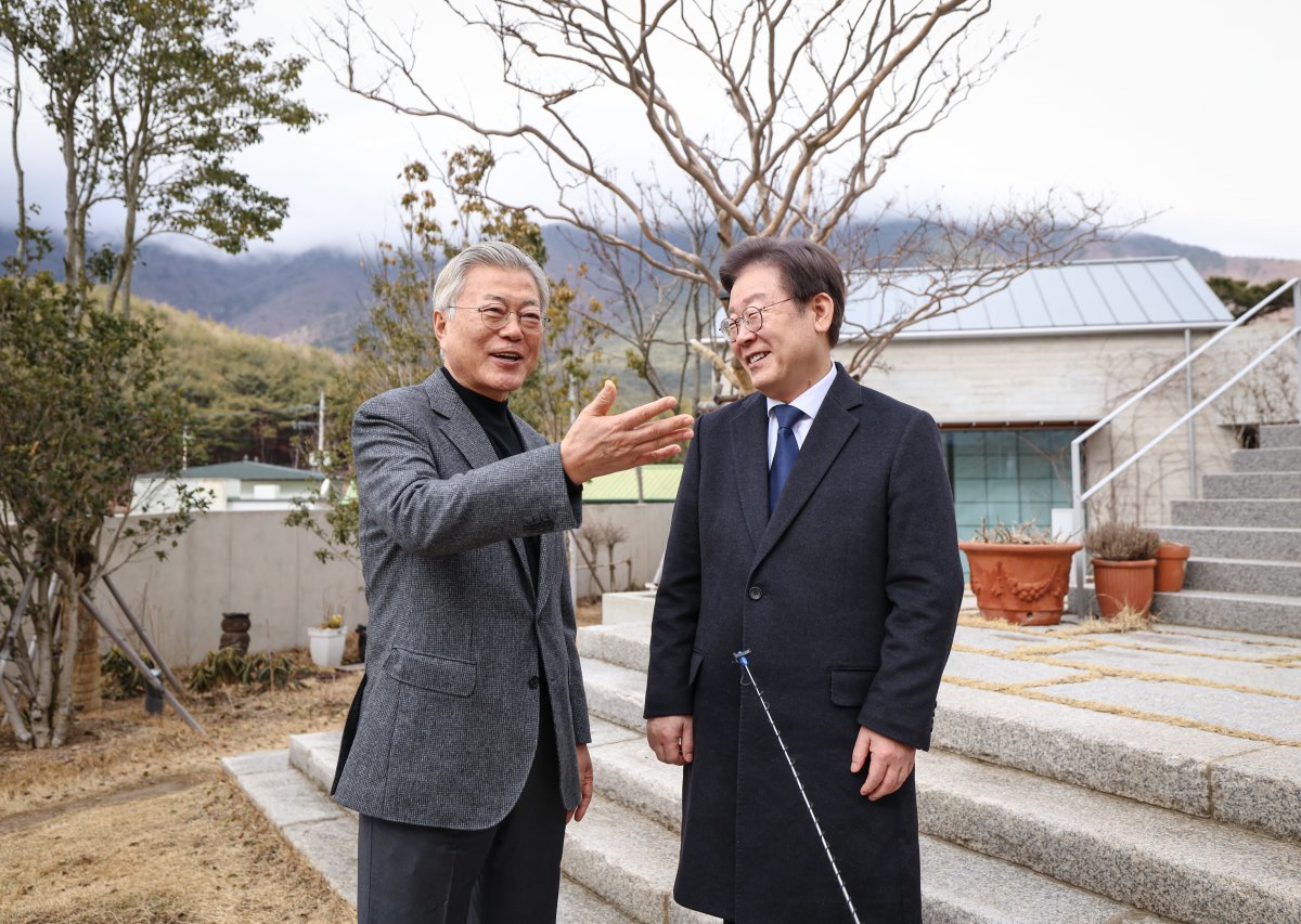 이재명 더불어민주당 대표가 지난 2월 경남 양산시 하북면 평산마을을 찾아 문재인 전 대통령을 예방하고 있다. (더불어민주당 제공) 2024.2.4 뉴스1