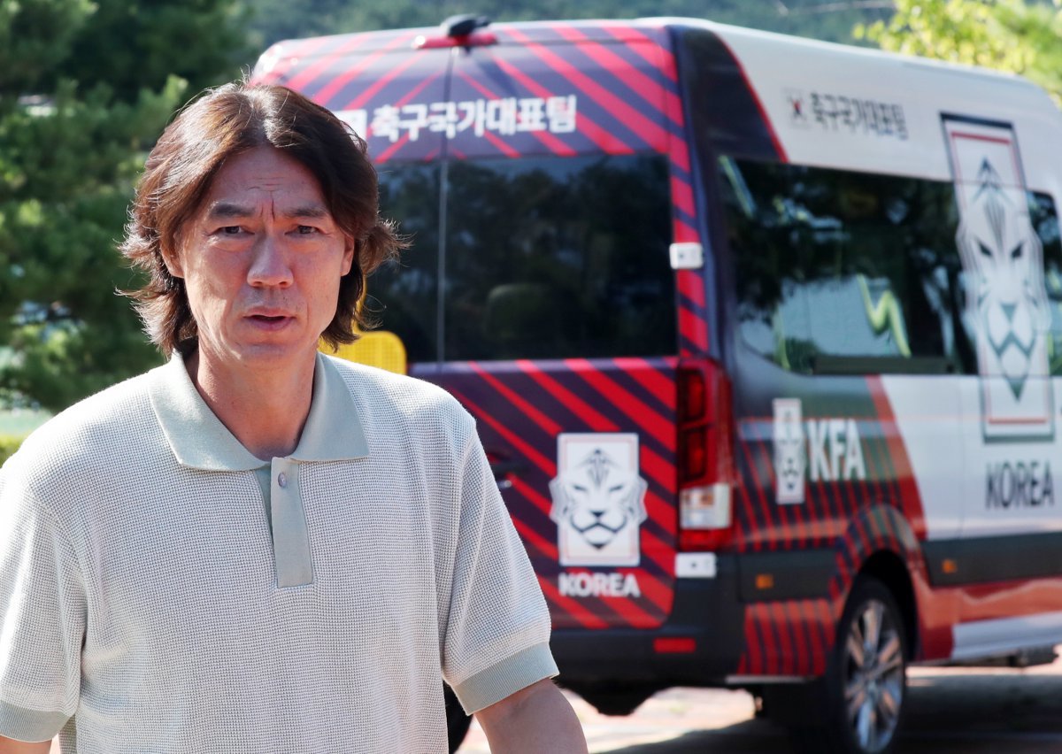 South Korea national soccer team coach Hong Myung-bo enters the stadium to watch the U-19 national team's practice match against Ulsan University at the World Cup Village in Gijang-gun, Busan on the afternoon of the 31st, his first domestic visit. 2024.7.31/News 1