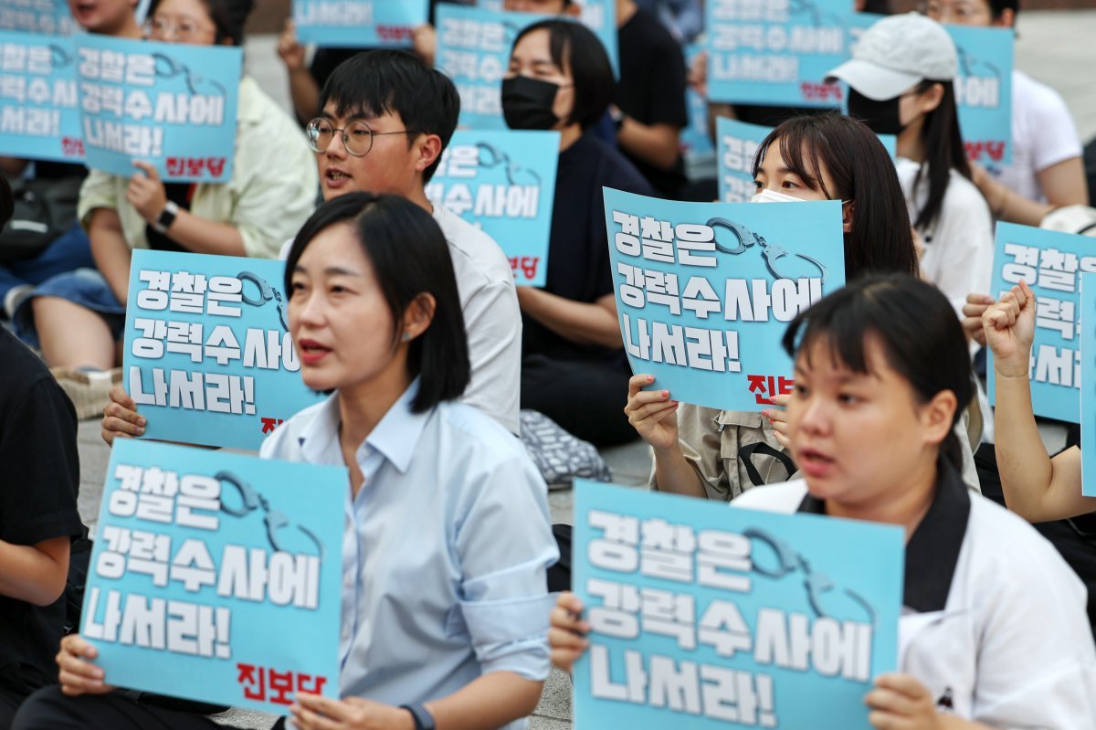 진보당 관계자들이 지난달 31일 오후 서울 종로구 청계천로에서 열린 ‘딥페이크 성범죄 강력수사 촉구 집회’에서 구호를 외치고 있다. /뉴스1