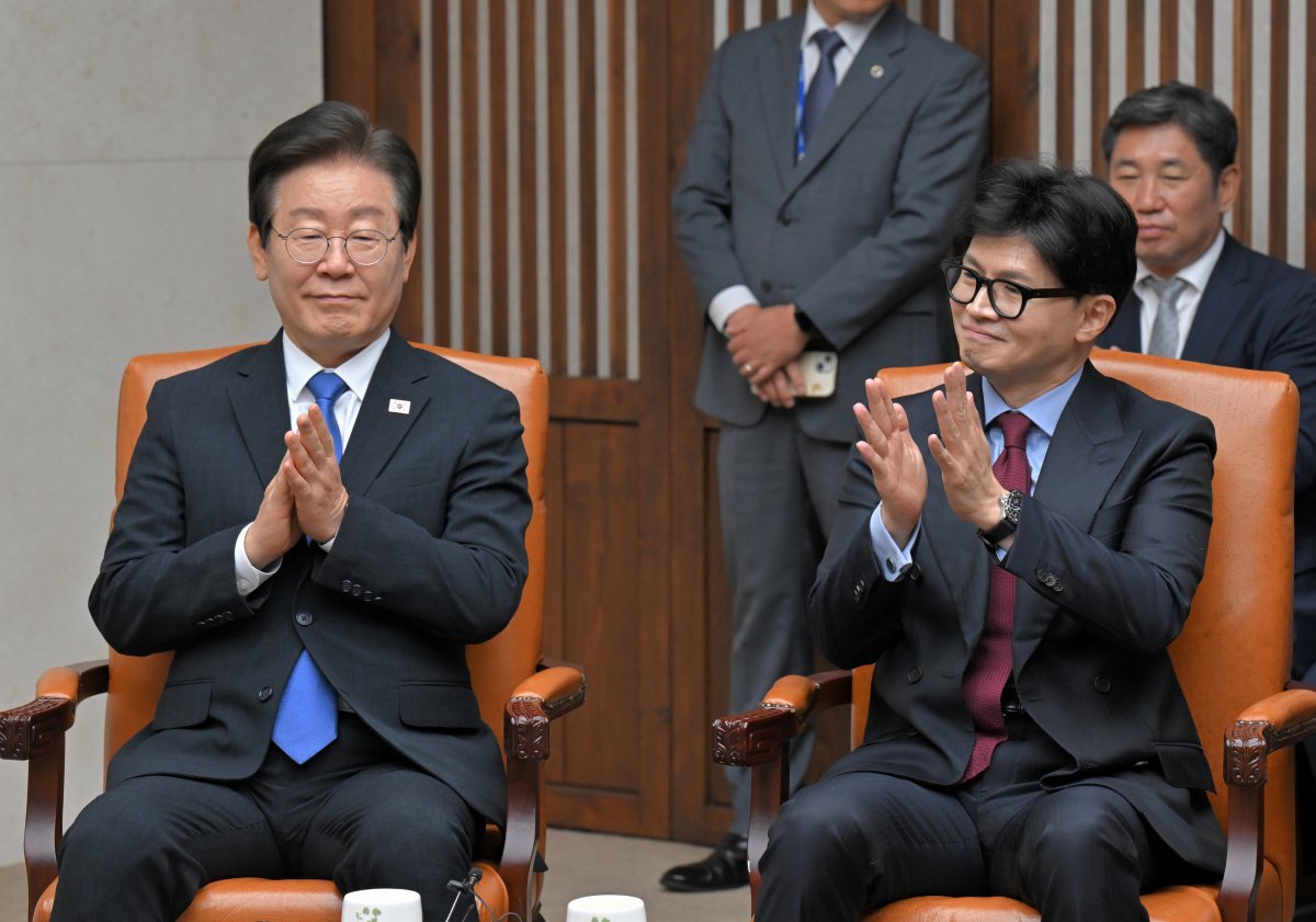 한동훈 국민의힘 대표(오른쪽)와 이재명 더불어민주당 대표가 2일 오후 서울 여의도 국회본청 의장접견실에서 열린 제22대국회 개원식 겸 정기회 개회식 사전환담에서 우원식 국회의장의 모두발언에 손뼉치고 있다. 2024.9.2/뉴스1