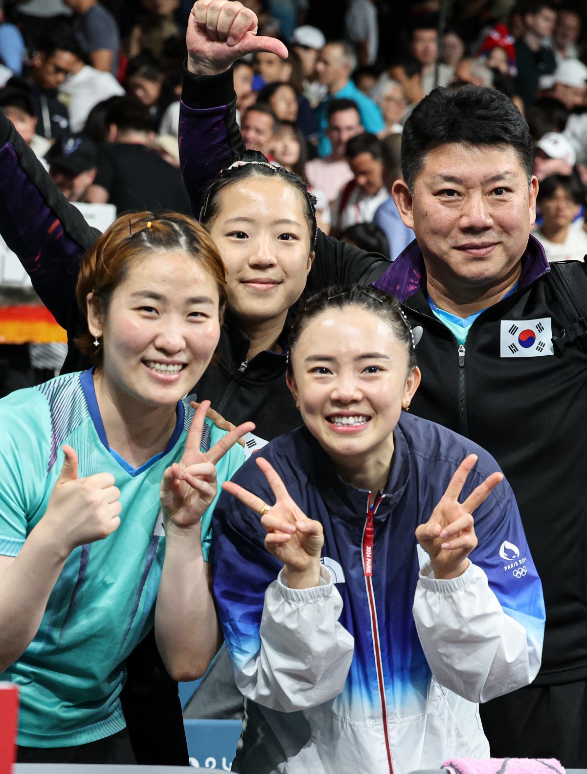 대한민국 탁구 대표팀 전지희, 신유빈, 이은혜, 오광헌 감독이 10일(한국시간) 프랑스 파리 사우스 파리 아레나4에서 열린 ‘2024 파리올림픽’ 탁구 여자 단체 동메달 결정전에서 승리한 후 포즈를 취하고 있다. 2024.8.10 뉴스1