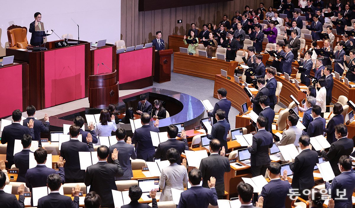 2일 오후 서울 여의도 국회에서 열린 제22대 국회 개원식 겸 9월 정기국회 개회식에서 우원식 국회의장을 비롯한 여야 의원들이 국회의원 선서를 하고 있다. 장승윤 기자 tomato99@donga.com