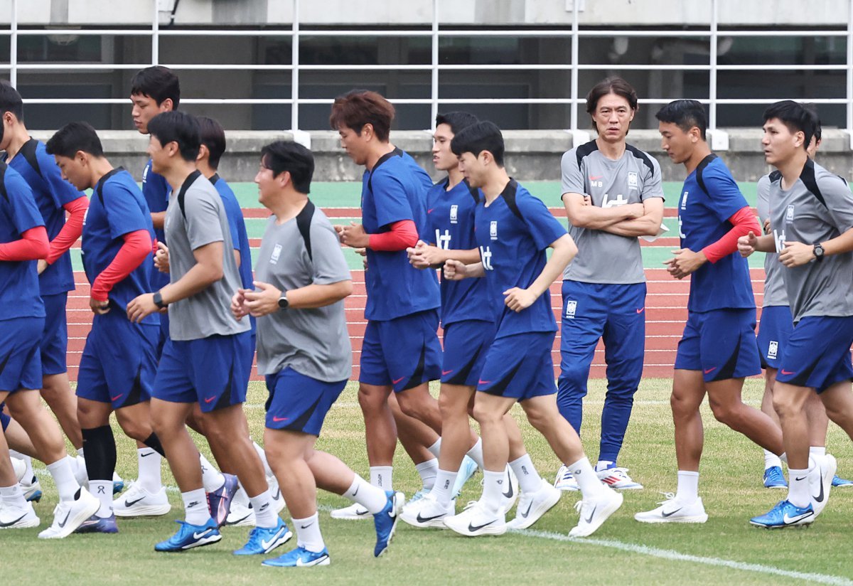 홍명보 한국 축구 국가대표팀 감독(오른쪽에서 세 번째)이 2일 경기 고양종합운동장에서 열린 대표팀 훈련에서 선수들을 지켜보고 있다. 고양=뉴시스