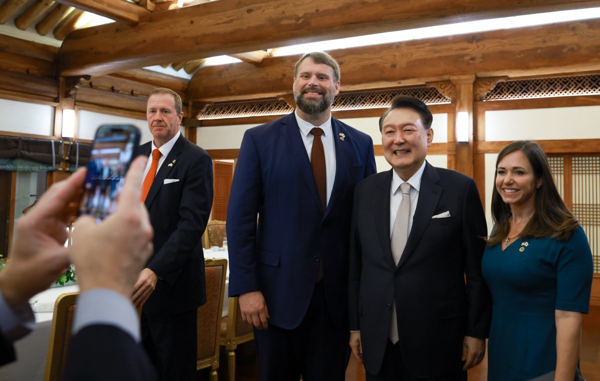 윤석열 대통령이 2일 청와대 상춘재에서 열린 미국 상원의원단 초청 만찬에서 케이티 브릿 상원의원 등과 기념촬영을 하고 있다. (대통령실 제공) 2024.9.2/뉴스1