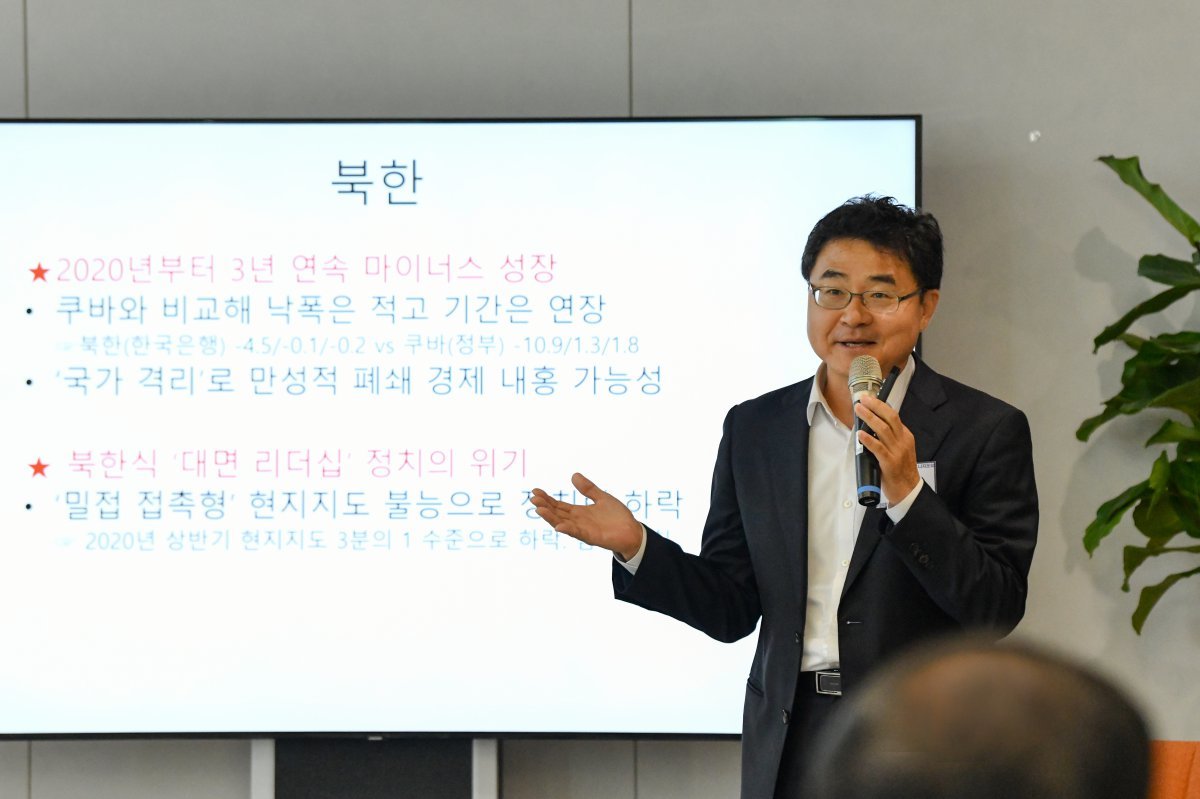 신석호 동아닷컴 전무이사가 제4회 KWO 나지포럼에서 주제발표 하고 있다.