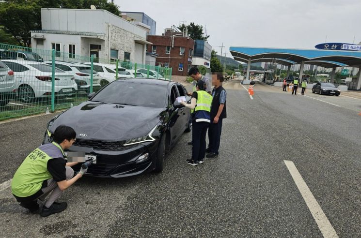 경기도 오산시 합동단속반이 과태료 체납 차량의 번호판을 영치하는 모습 / 출처=오산시