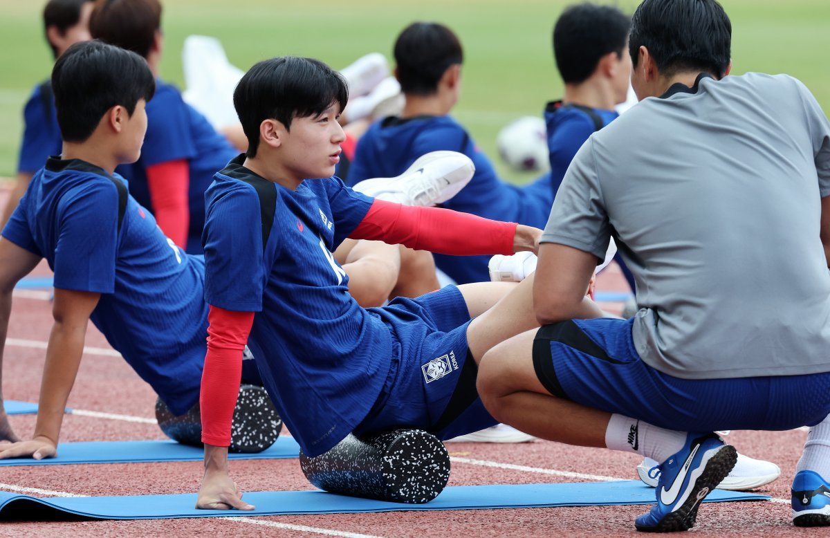 대한민국 축구 국가대표팀 양민혁이 2일 오후 경기 고양시 고양종합운동장에서 북중미 월드컵 3차 예선 팔레스타인과의 경기를 앞두고 열린 훈련에서 스트레칭 하고 있다. 2024.9.2/뉴스1