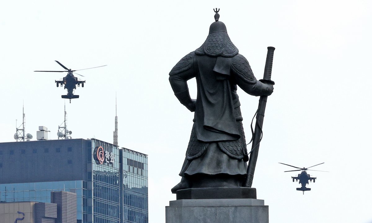 육군 아파치 헬기 편대가 14일 오후 서울 종로구 광화문광장 일대에서 국군의 날 시가행진 예행 연습을 위한 비행 훈련을 하고 있다. 2024.8.14/뉴스1