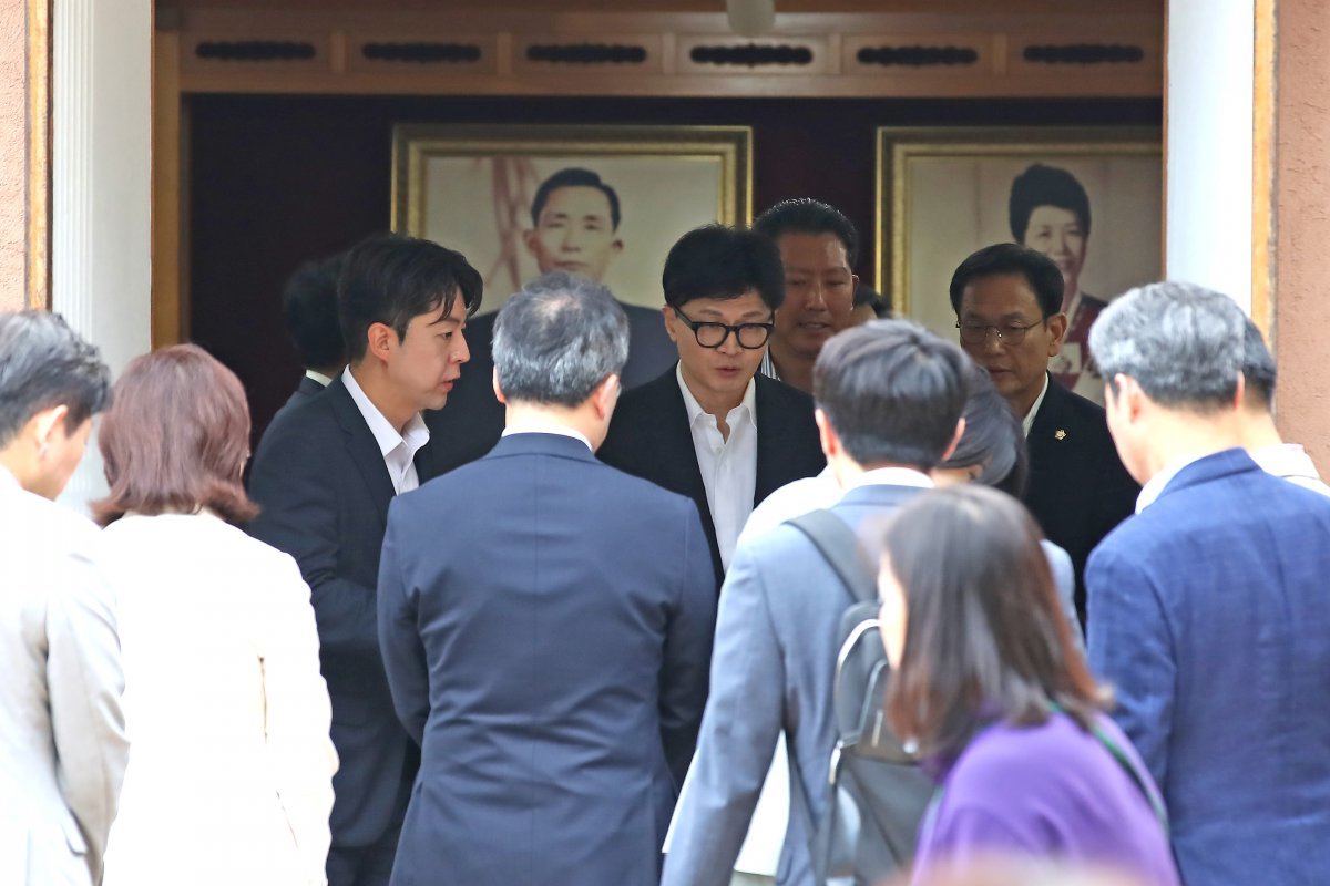 한동훈 국민의힘 대표가 3일 오후 경북 구미 박정희 전 대통령 생가를 찾아 참배를 마친 뒤 추모관을 나서고 있다. 2024.9.3/뉴스1