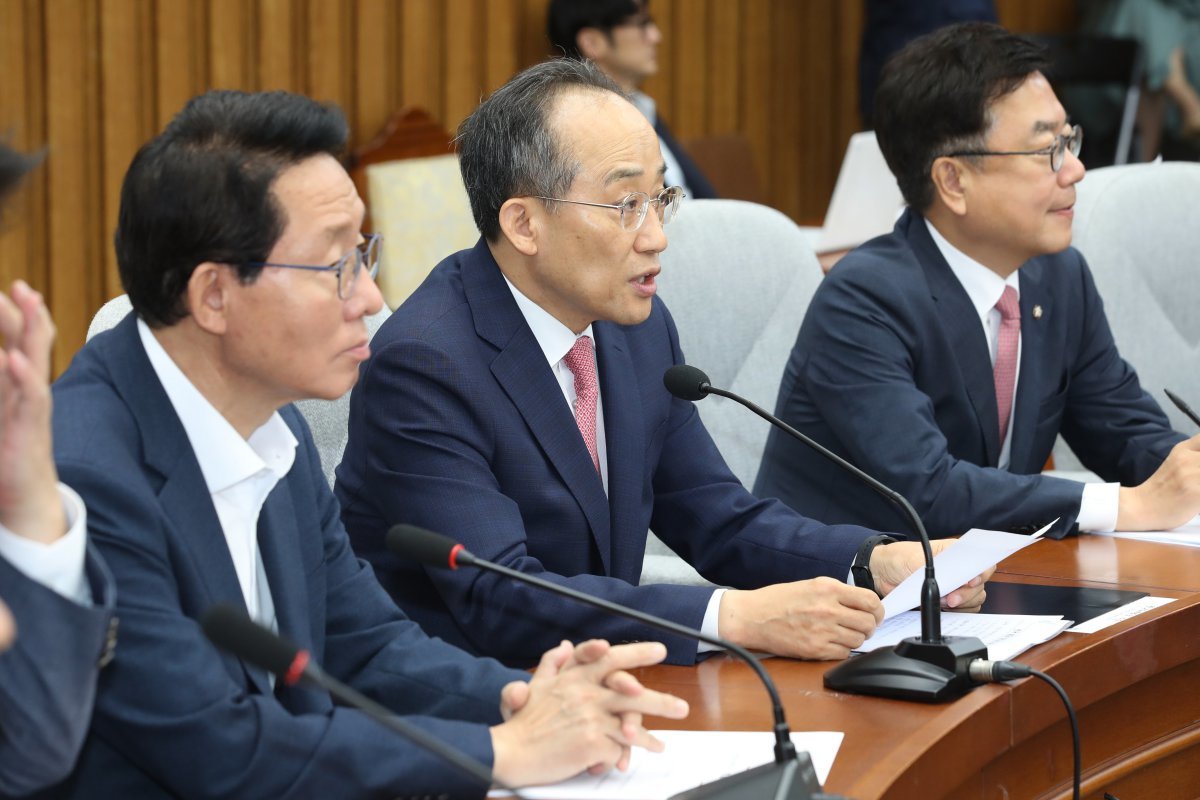 추경호 국민의힘 원내대표가 3일 오전 서울 여의도 국회에서 열린 원내대책회의에서 이재명 더불어민주당 대표가 그제 얘기했던 정부의 계엄령 준비 의혹 발언과 관련해 “민주당은 근거를 제시하지 못하고 있다”며 “괴담 선동”이라고 비판하고 있다. 2024.9.3 뉴스1