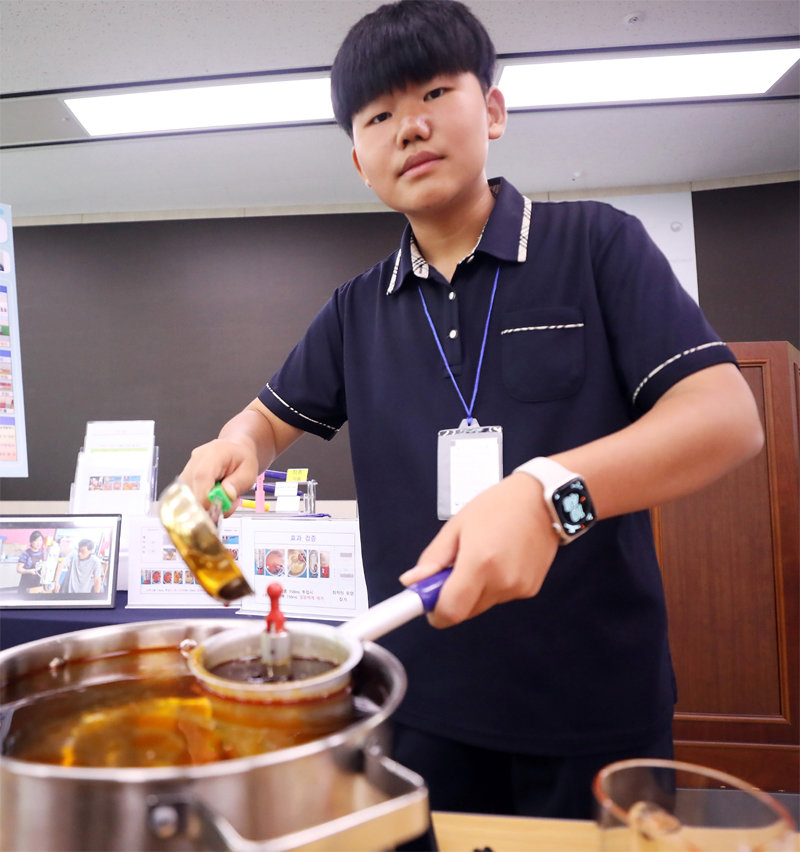 대통령상을 수상한 경북 신광중학교 3학년 김태형 군이 ‘기름 잡는 국자’ 작품 내용을 설명하고 있다. 세종=뉴스1