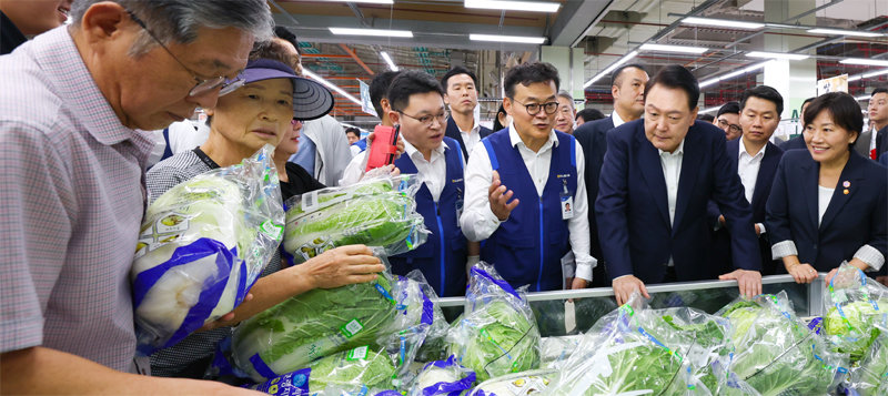 윤석열 대통령(오른쪽에서 세 번째)이 3일 오전 서울 도봉구 농협 하나로마트 창동점을 방문해 추석 명절을 앞두고 배추 등 농산물 
물가를 점검하고 있다. 윤 대통령은 배추를 구매한 시민에게 “명절에 가까워질수록 가격이 안정되도록 노력하겠다”고 말했다. 대통령실
 제공