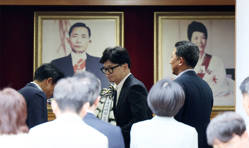 국민의힘 한동훈 대표가 3일 오후 경북 구미에 위치한 고 박정희 전 대통령의 생가를 방문해 참배 후 이동하고 있다. 한 대표는 
이날 구미산업단지의 반도체 소재·부품 업체를 방문하는 등 ‘텃밭’ 대구·경북(TK) 민심 잡기에 나섰다. 구미=뉴시스