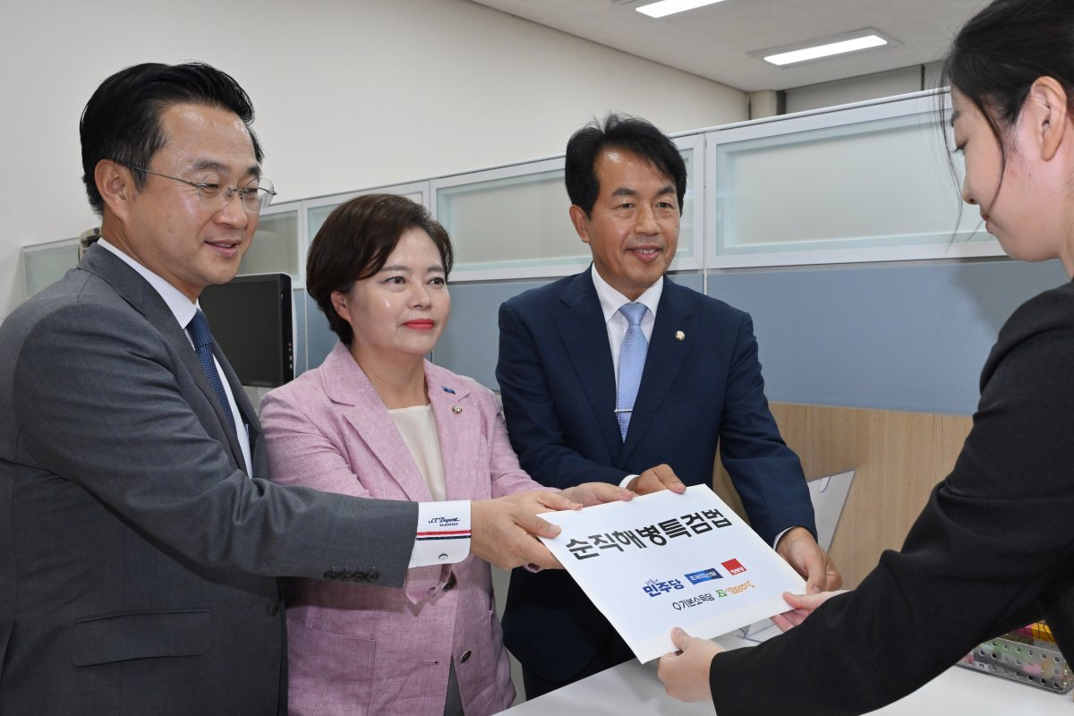 박성준 더불어민주당 의원(왼쪽부터), 정춘생 조국혁신당 의원, 윤종오 진보당 의원이 3일 오후 서울 여의도 국회 의안과에 야5당이 공동발의한 순직해병특검법을 제출하고 있다. (공동취재) 2024.9.3/뉴스1