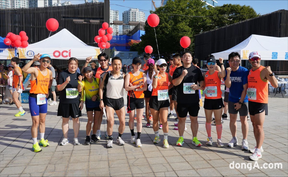 마라톤 출발 전 OCI그룹 임직원들과 시각장애인 마라토너들이 기념사진을 촬영하고 있다.