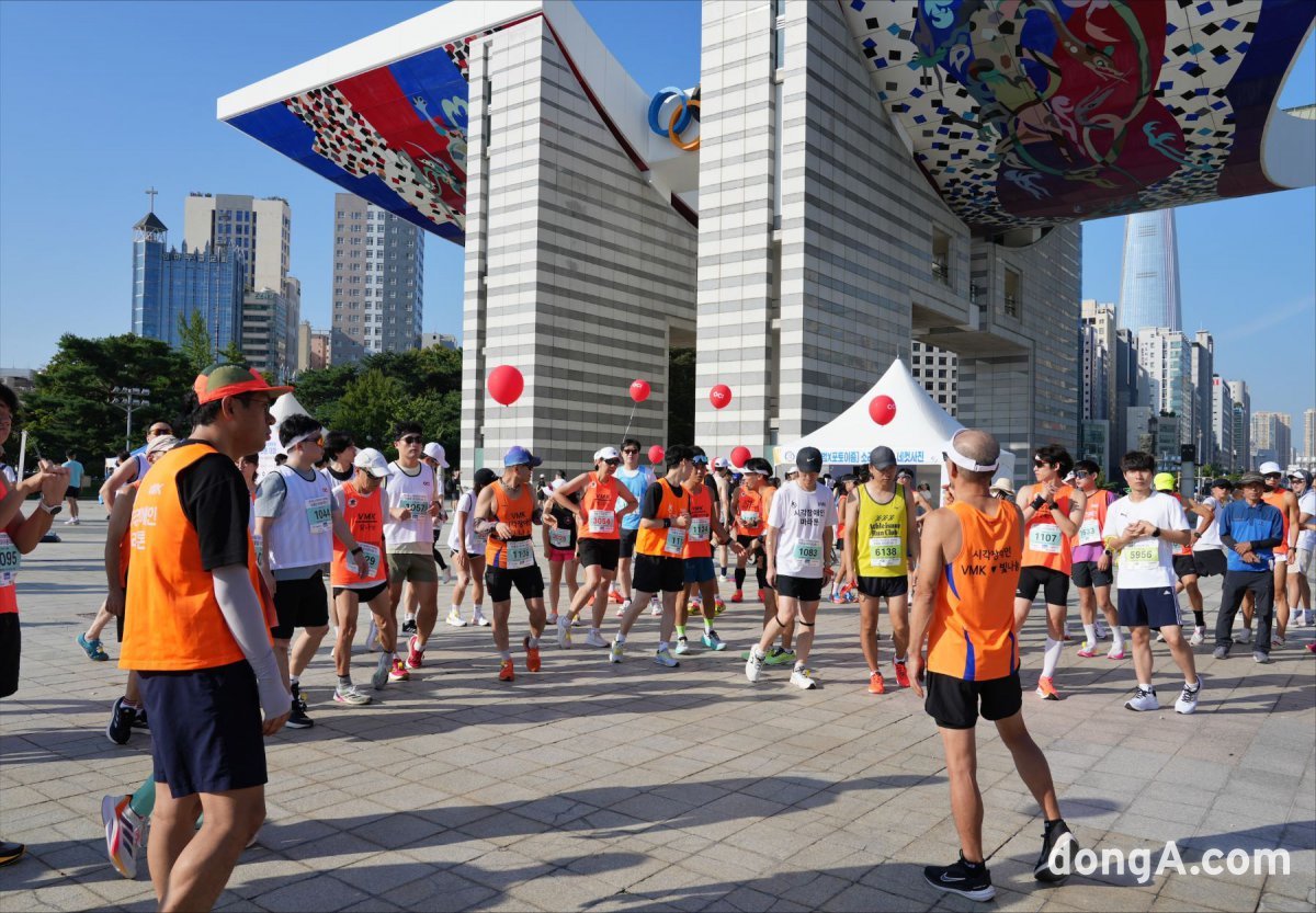 마라톤에 참여하는 OCI그룹 임직원들과 시각장애인 마라토너들이 준비운동을 하고 있다.