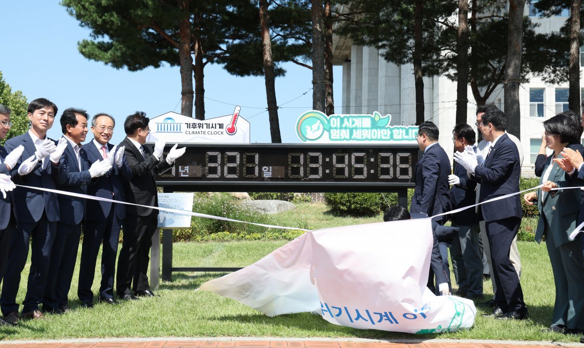 우원식 국회의장과 박찬대 더불어민주당 원내대표, 추경호 국민의힘 원내대표를 비롯한 참석자들이 4일 오전 서울 여의도 국회에서 열린 기후위기시계 이전 제막식에서 기념 촬영을 하고 있다. 2024.9.4/뉴스1