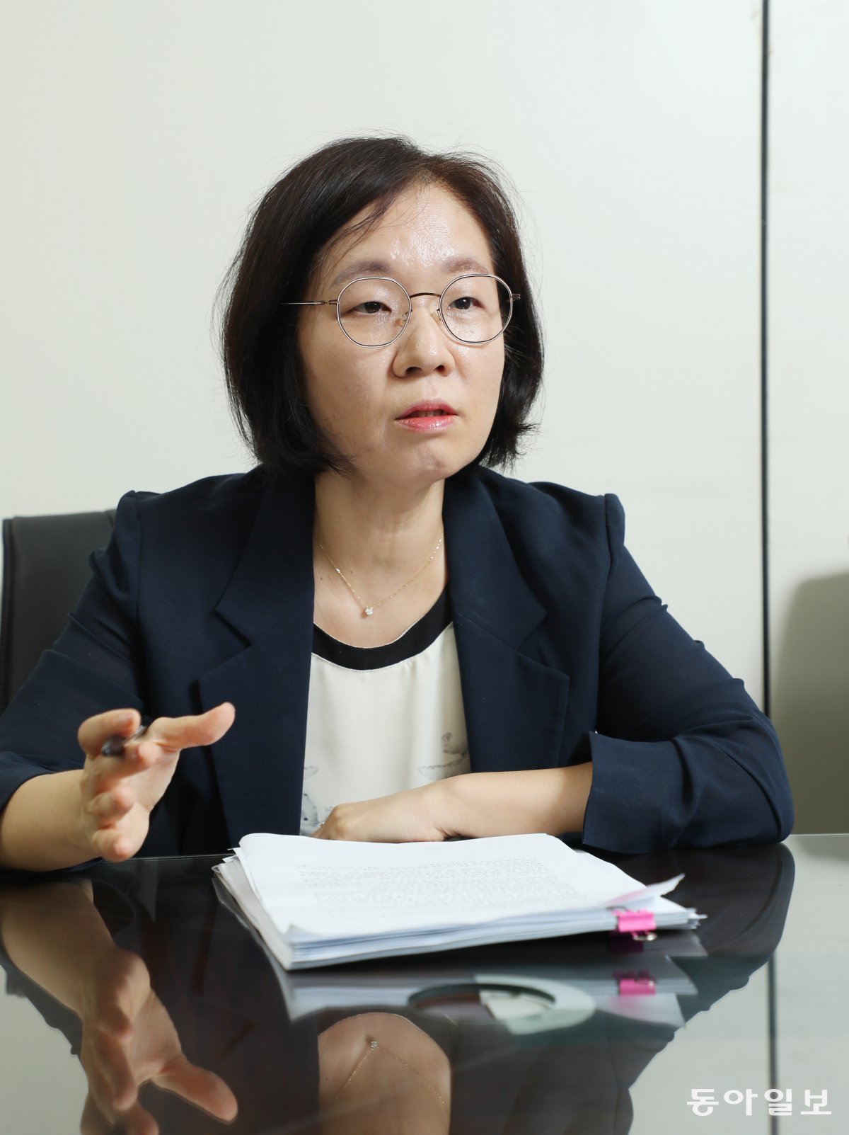 소년·학교폭력 분야 2급 공인전문검사(블루벨트) 자격을 보유한 신혜진 서울중앙지검 중요경제범죄조사단 부장검사는  “딥페이크 음란물  제작과 유포뿐 아니라 사이버폭력 유형이 점점 다양해지는 만큼 학교폭력 가해자 처분 조치에 사이버폭력이 이뤄진 사이트 접속을 차단하거나 휴대전화 압수를 추가할 필요가 있다”고 설명했다.

				신원건 기자 laputa@donga.com