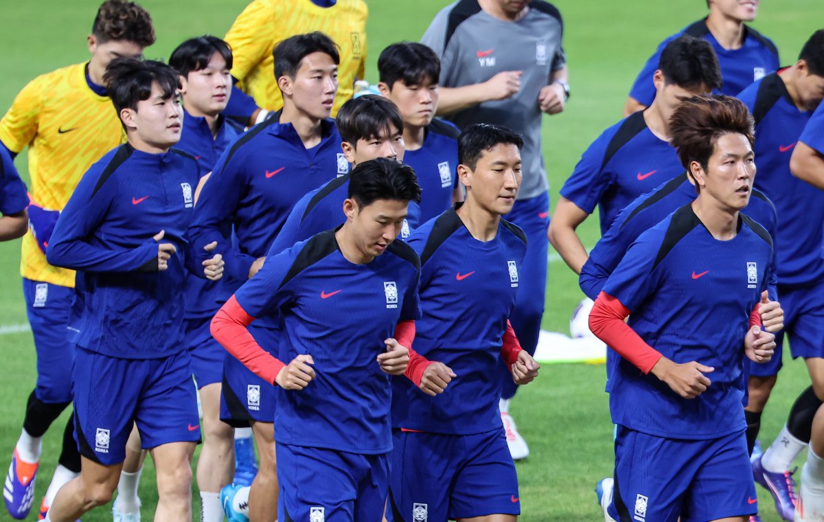 손흥민을 비롯한 대한민국 축구 국가대표팀 선수들이 3일 오후 경기 고양시 고양종합운동장에서 훈련을 하고 있다. 대표팀은 오는 5일 서울 상암월드컵경기장에서 팔레스타인과 2026 국제축구연맹(FIFA) 북중미 월드컵 3차 예선 1차전을 치른다. 2024.9.3/뉴스1