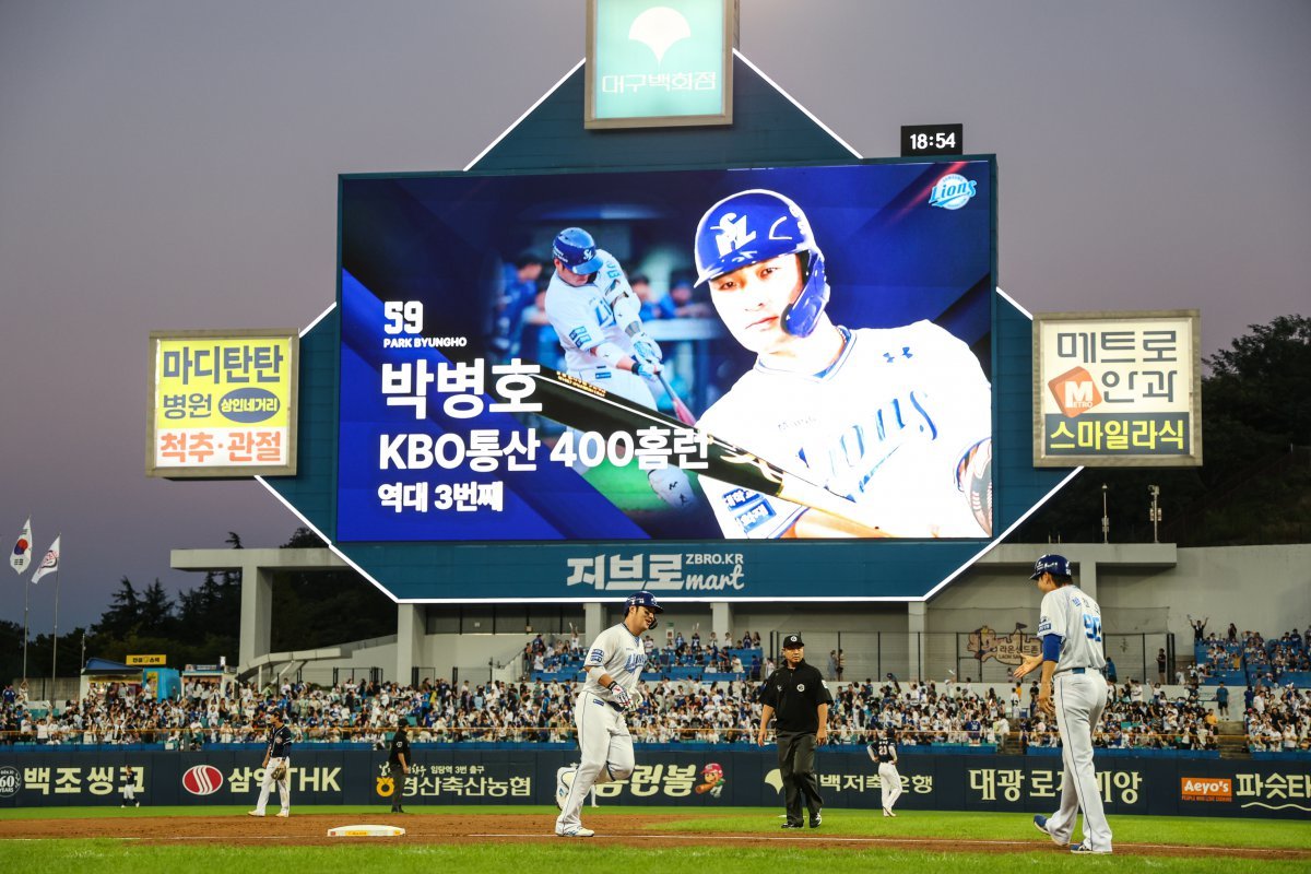 삼성 박병호가 4일 대구 삼성라이온즈파크에서 두산과의 경기 통산 400번째 홈런을 친 뒤 3루  베이스를 돌고 있다. 삼성 제공.