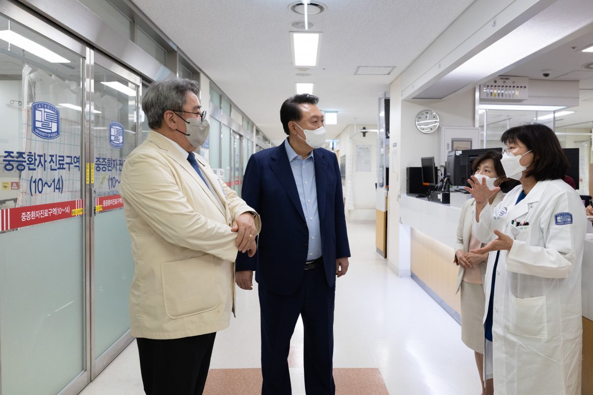 President Yoon Seok-yeol visits the Gyeonggi Regional Medical Emergency Center on the 4th and inspects the emergency medical site. 2024.9.4. Provided by the Office of the President