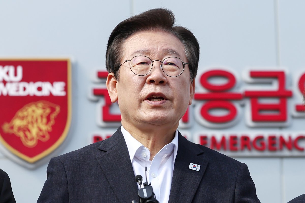 Lee Jae-myung, leader of the Democratic Party of Korea, answers reporters' questions after visiting the regional emergency medical center at Korea University Anam Hospital in Seongbuk-gu, Seoul, with members of the Medical Disaster Countermeasures Special Committee on the afternoon of the 4th. 2024.9.4. News 1