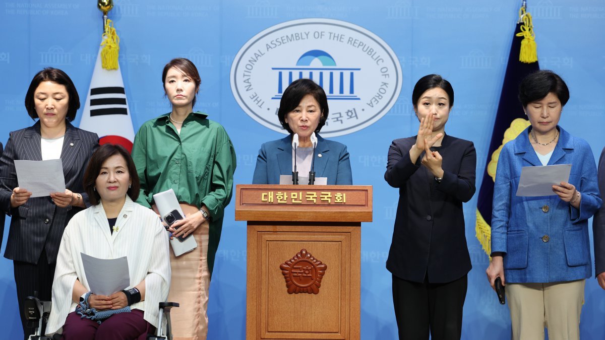 남인순 의원을 비롯한 국회 보건복지위원회 소속 더불어민주당 의원들이 5일 오전 서울 여의도 국회 소통관에서 연금개혁 정부안 관련 성명서 발표를 하고 있다. 2024.9.5. 뉴스1