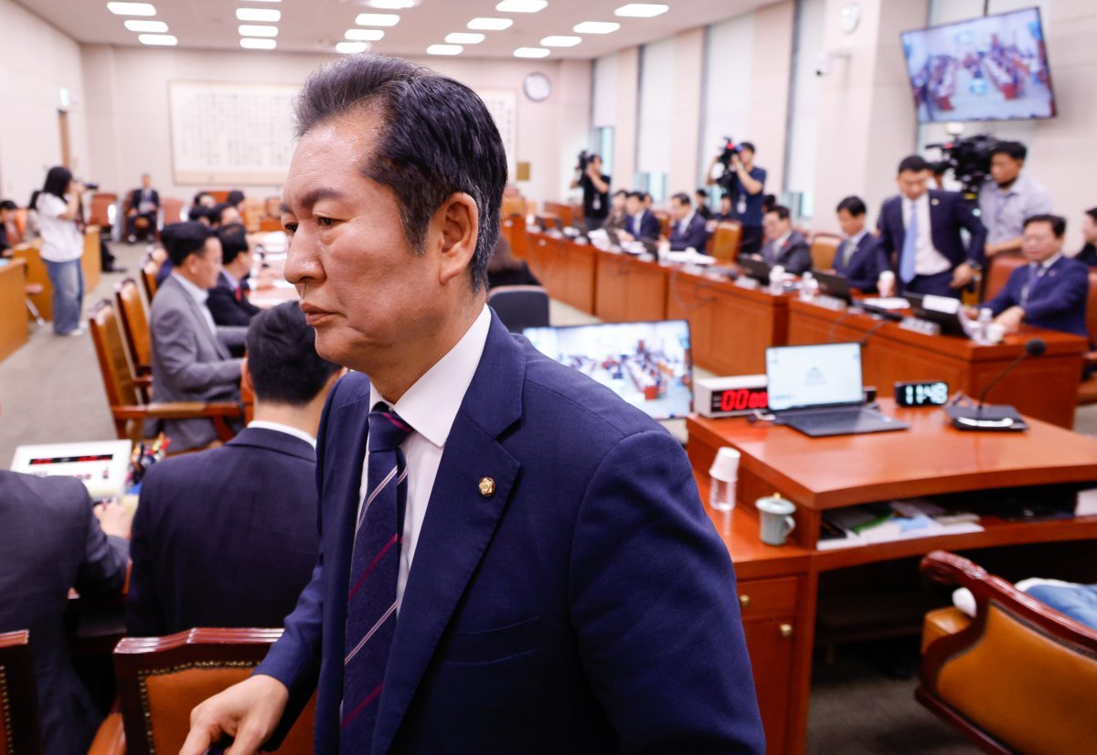 정청래 국회 법제사법위원회 위원장이 5일 서울 여의도 국회에서 열린 법사위 3차 전체회의에서 기자회견 중 자신을 ‘빌런(악당) 정청래’라고 발언한 국민의힘 의원들의 사과를 요구하며 정회를 선언, 퇴장하고 있다. 2024.9.5/뉴스1