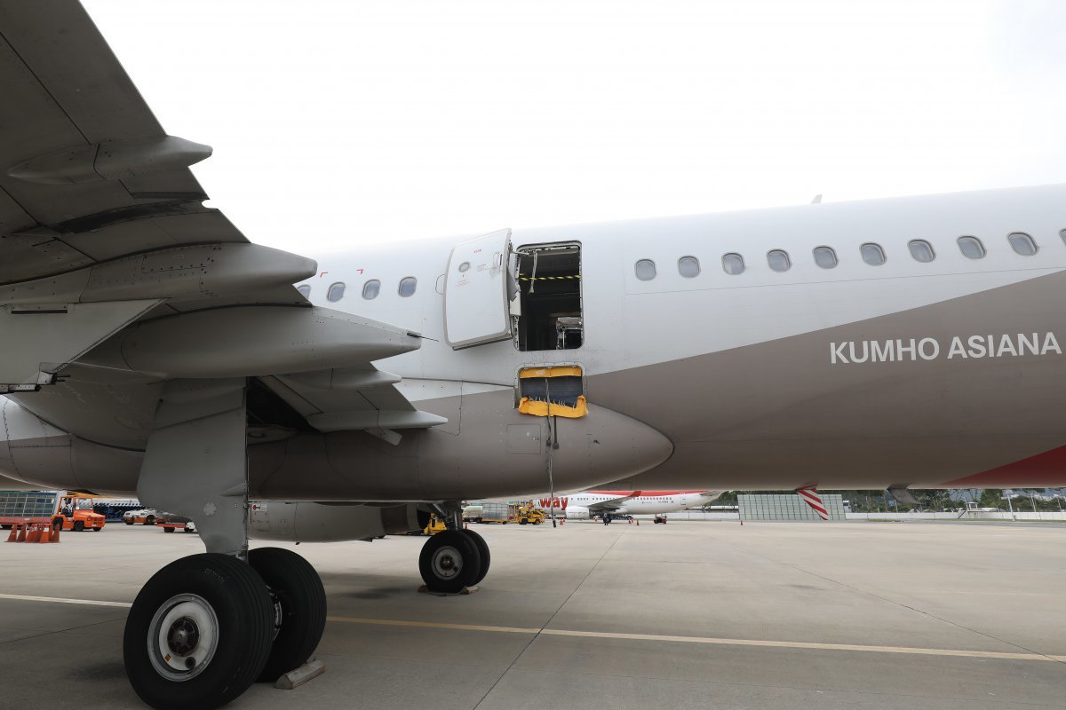 지난해 5월26일 제주에서 대구로 향하던 아시아나 항공기에서 30대 남성이 착륙 전 대구공항 상공에서 비상문을 강제로 열어 일부 탑승객 23명이 병원으로 이송됐다.2023.5.26/뉴스1