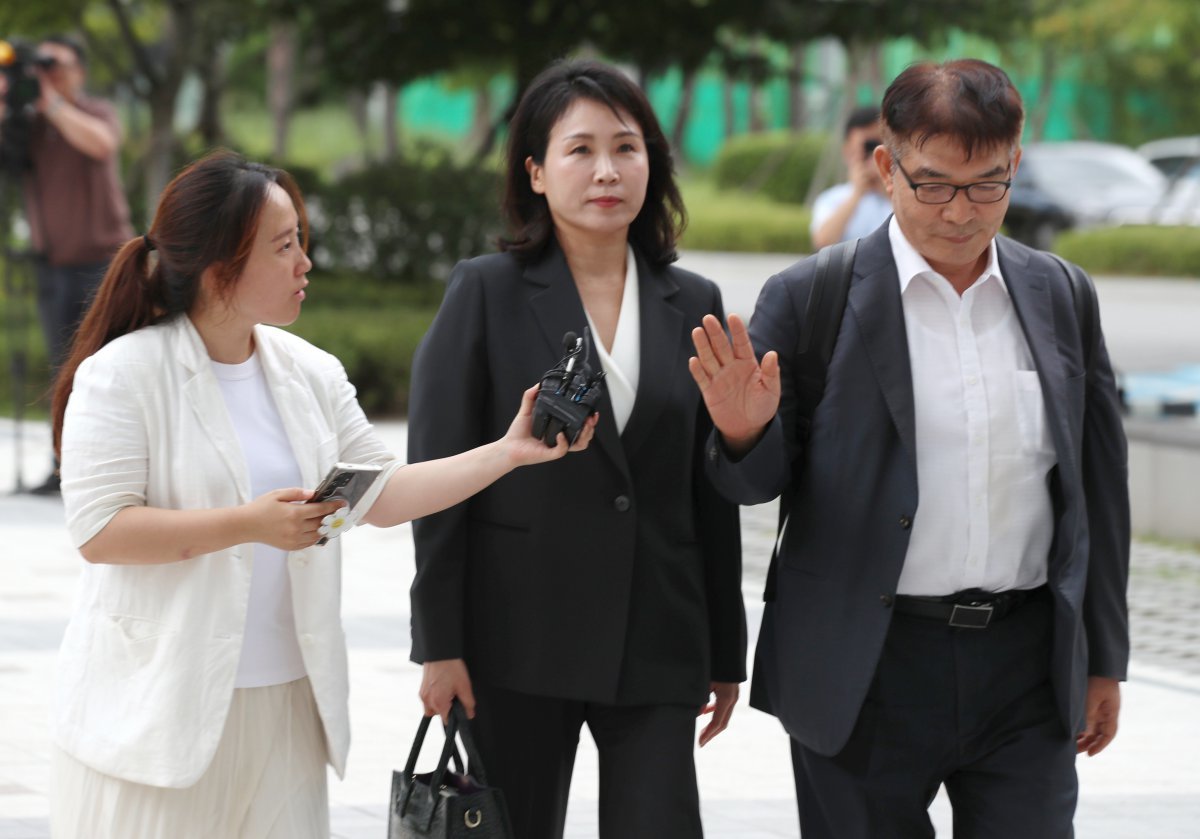 이재명 더불어민주당 대표의 배우자 김혜경 씨가 ‘경기도 법인카드 유용 의혹’관련 조사를 받기 위해 5일 오후 경기 수원시 영통구 수원지방검찰청으로 출석하고 있다. 2024.9.5. 사진공동취재단