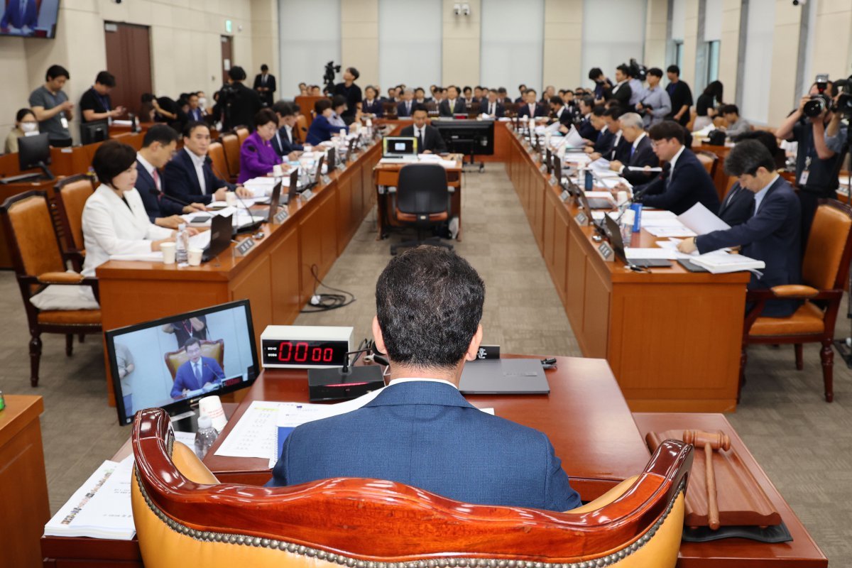 2일 오전 서울 여의도 국회에서 열린 행정안전위원회 전체회의에서 신정훈 행안위원장이 발언하고 있다. 2024.09.02.[서울=뉴시스]