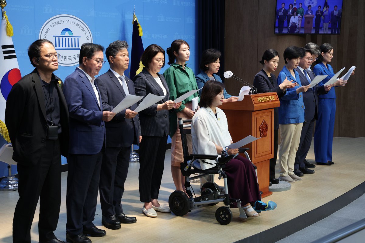 남인순 의원을 비롯한 국회 보건복지위원회 소속 더불어민주당 의원들이 5일 오전 서울 여의도 국회 소통관에서 연금개혁 정부안 관련 성명서 발표를 하고 있다. 2024.9.5 뉴스1