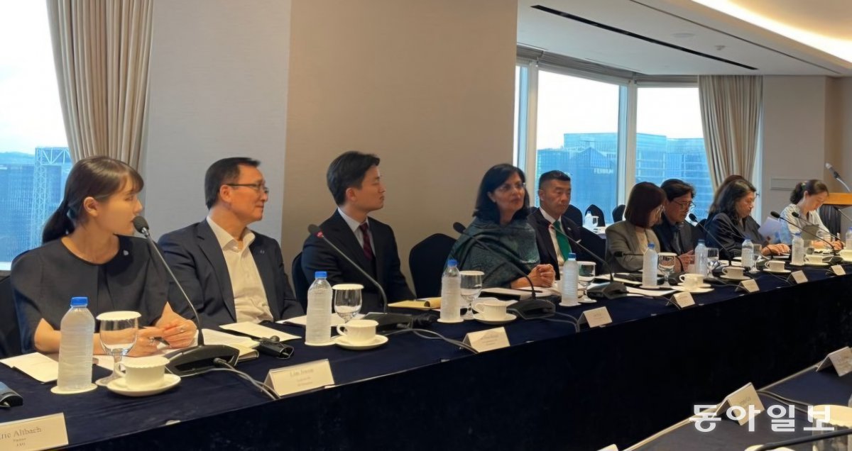 Hyo-geun Lee, CEO of SD Biosensor (second from left), Sania Nishtar, CEO of Gavi (fourth from left), and Young-ok Baek, CEO of Eubiologics (seventh from left) attending a seminar hosted by the Open Philanthropy Foundation and the Bill & Melinda Gates Foundation in Jung-gu, Seoul on the 5th. Reporter Ji-yoon Lee asap@donga.com